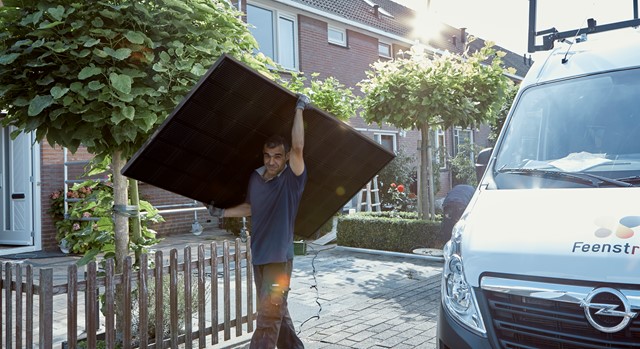 Zonnepaneel bij installatie | Vattenfall zonnepanelen