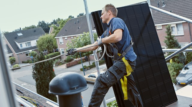 Monteur zonnepanelen op dak | Vattenfall zonnepanelen