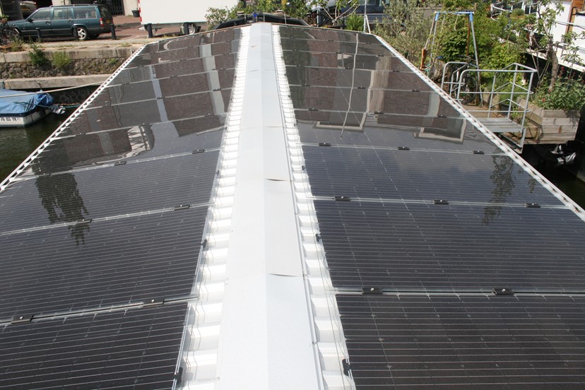 Woonschip vol zonnepanelen