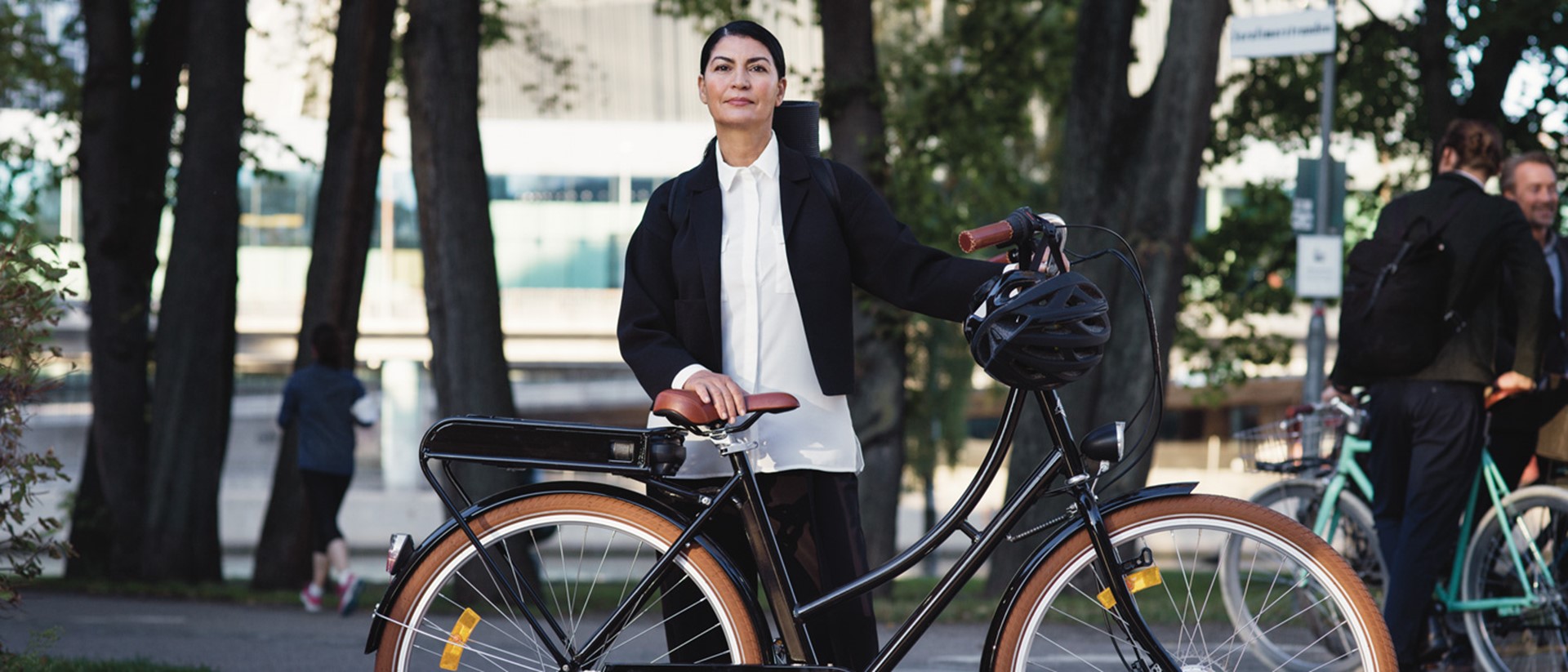 Vrouw met fiets in de hand
