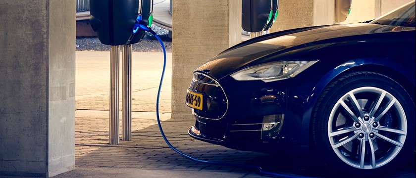 Tesla laadt op in garage