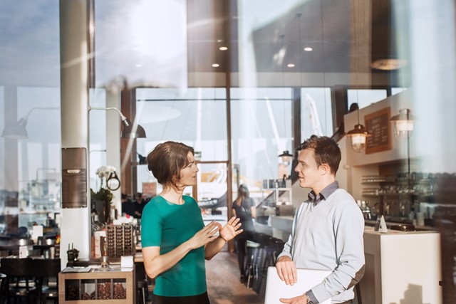 Man en vrouw in restaurant in gesprek