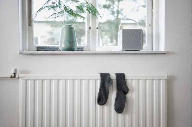 Sokken hangen op de verwarming