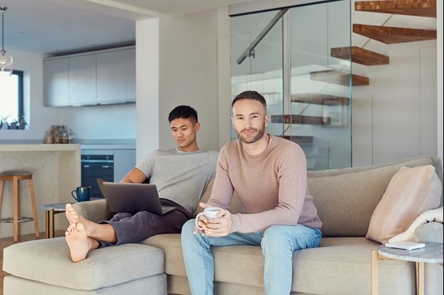 Familie en vrienden praten en lachen in de open keuken | Vattenfall over energieprijzen 