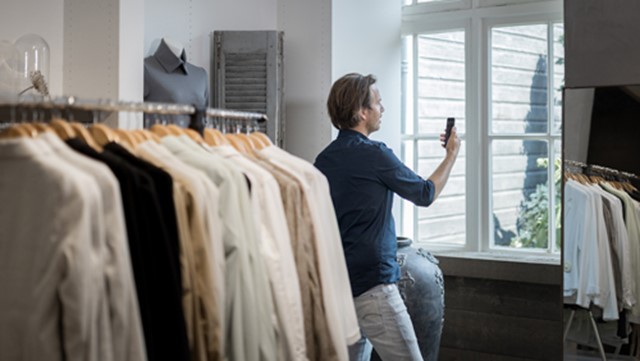 Ondernemer met telefoon aan het videobellen over bedrijfsbeveiliging