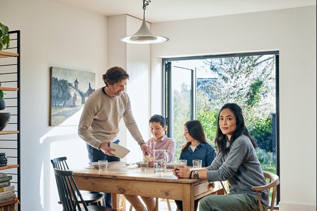 Familie aan tafel | Vattenfall over energie aanvragen
