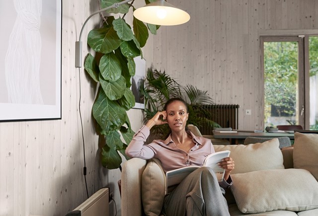 Vrouw leest in woonkamer | Vattenfall