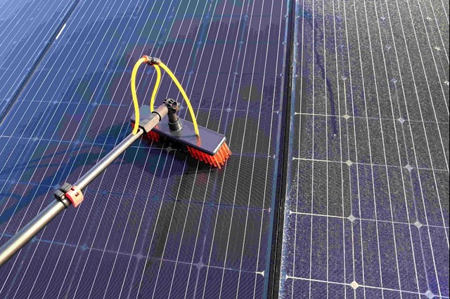 Vrouw maakt zonnepanelen schoon | Vattenfall over zonnepanelen
