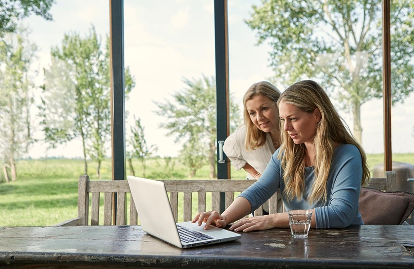 Dames aan tafel achter laptop l Vattenfall energie