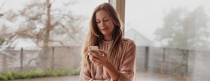 Mevrouw met mobiele telefoon in de hand
