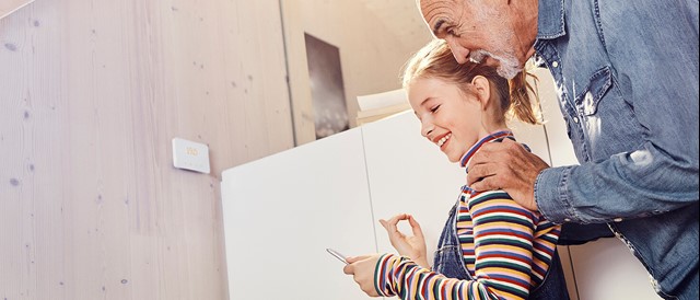 Slimme thermostaat opa en kleinkind