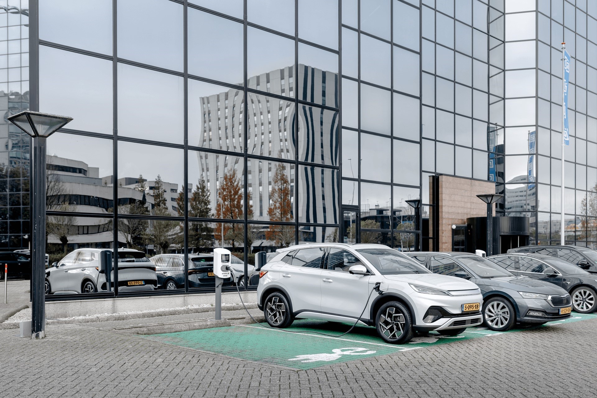 Elektrische auto op bedrijfsterrein | Elektrische auto leasen zakelijk