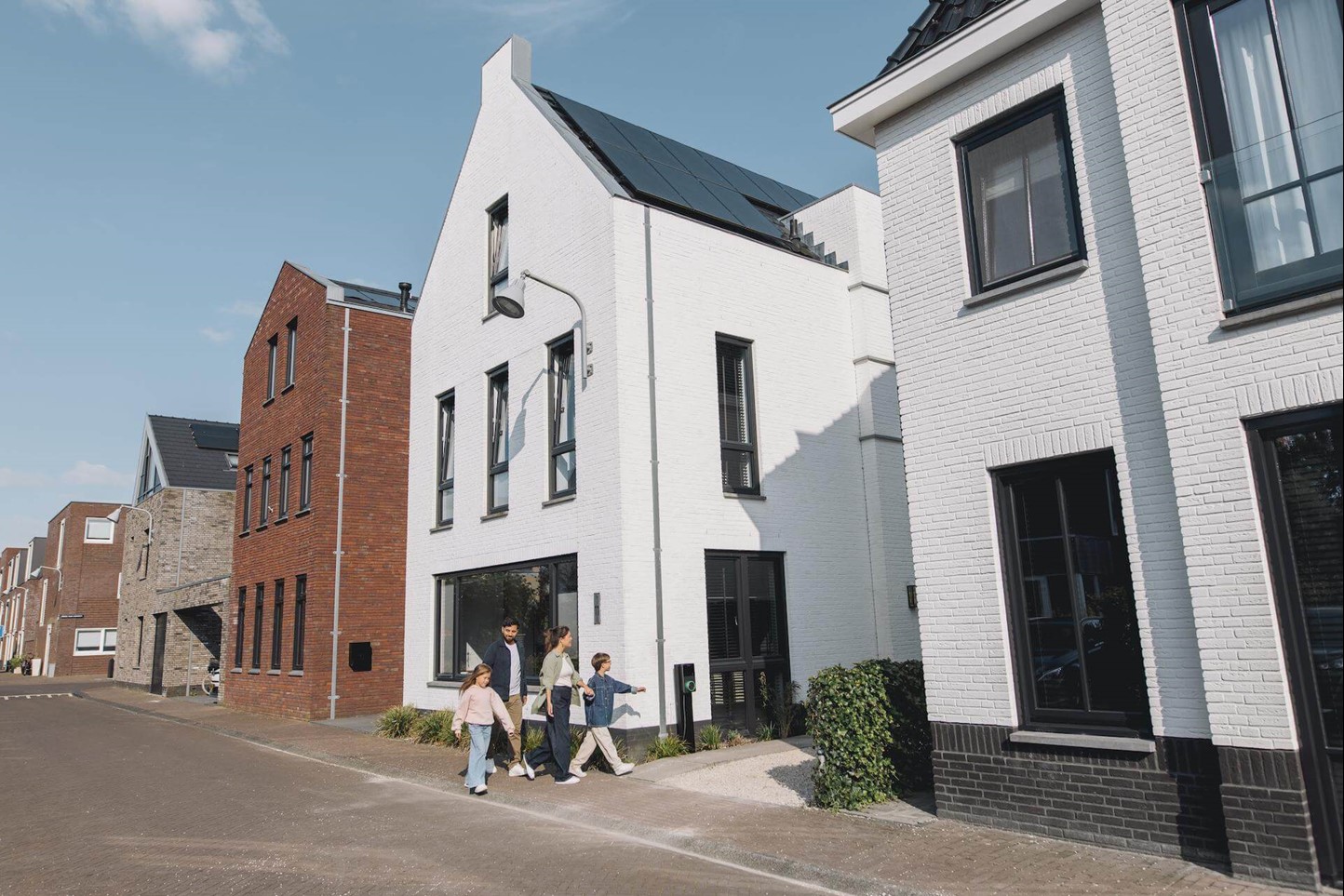 Huis met zonnepanelen en laadpaal