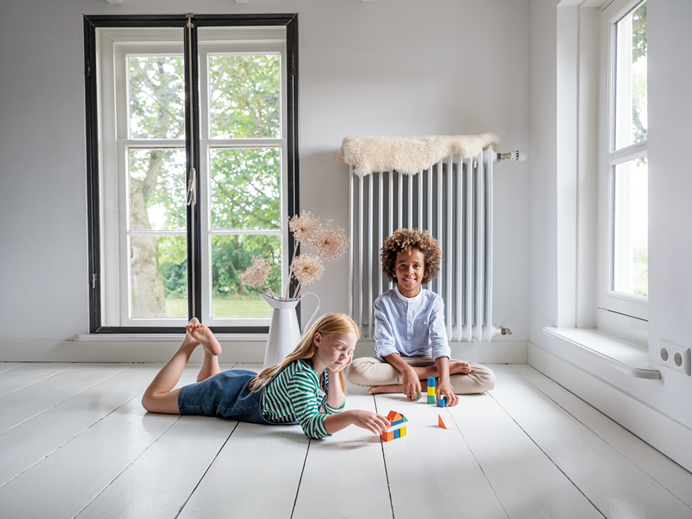 Twee kindjes spelen op de grond