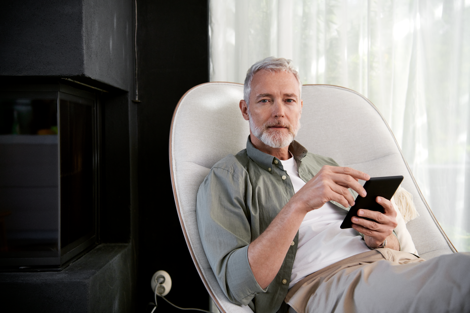 Man met tablet op stoel  | Vattenfall Energie