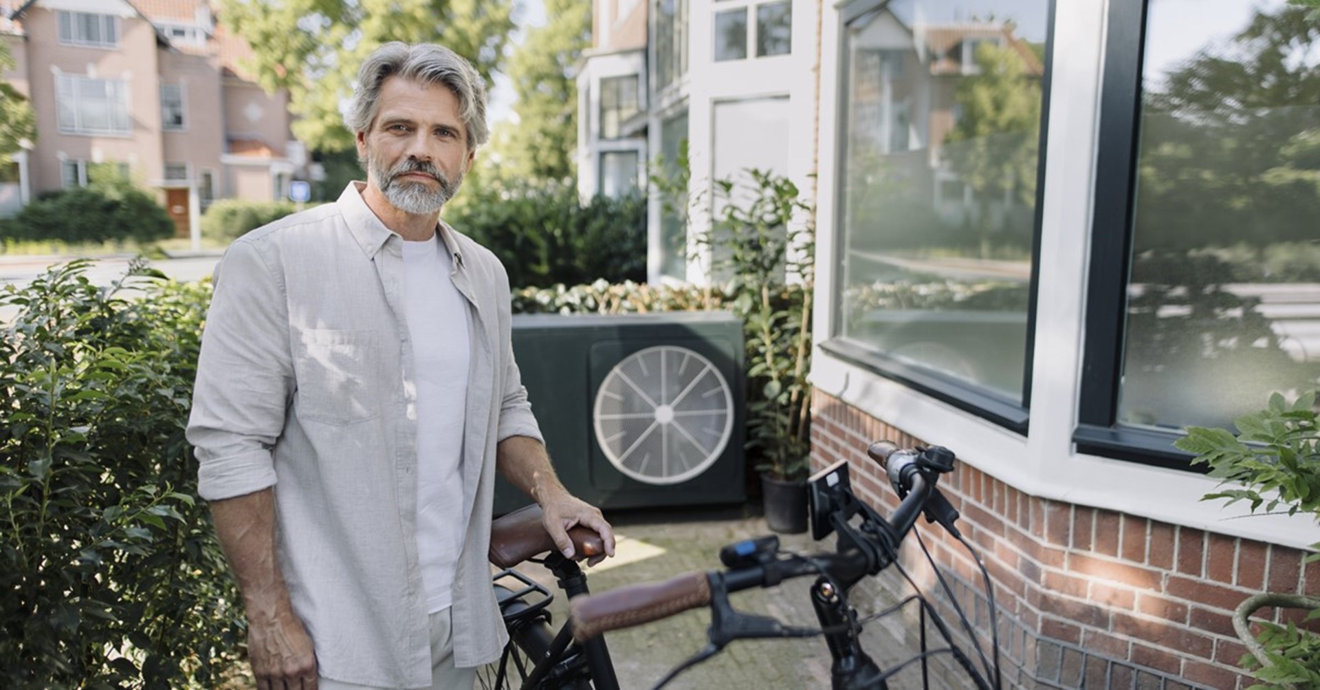Man bij warmtepomp met elektrische fiets