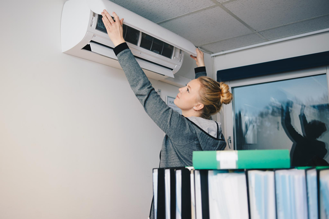 Vrouw stelt warmtepomp in op kantoor - ISDE advies zzp'ers