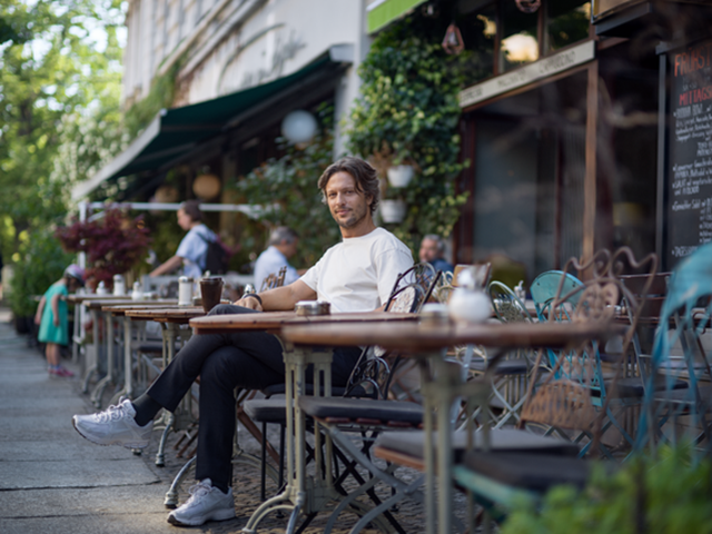 Man op terras van een horecazaak 