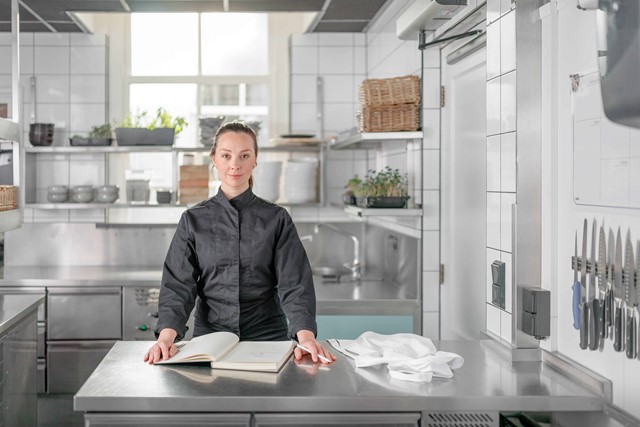 Vrouw in keuken