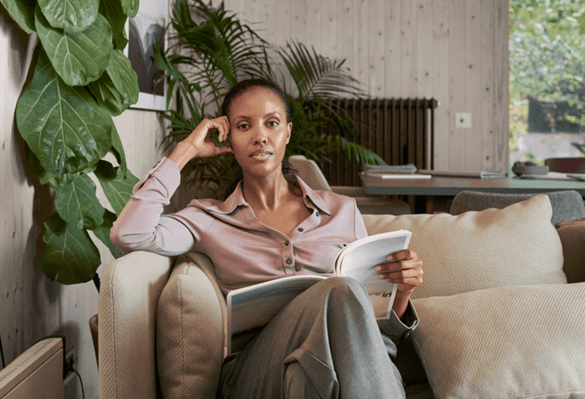 Vrouw met tijdschrift op de bank