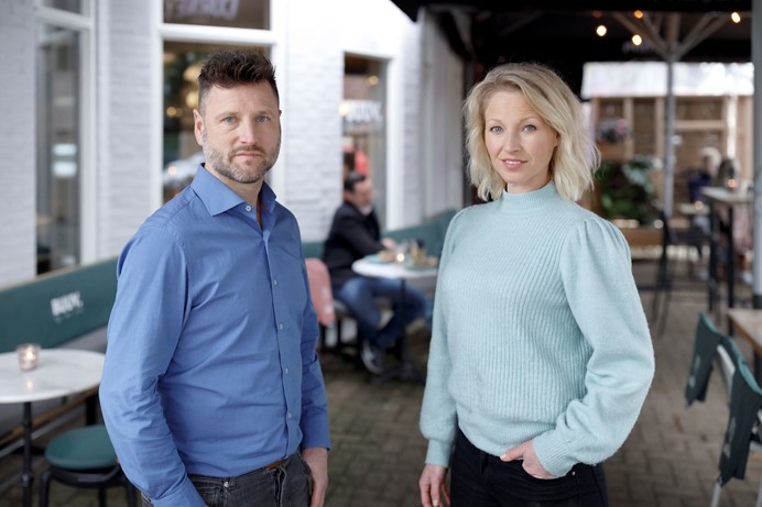 Vrouw en een man op het terras