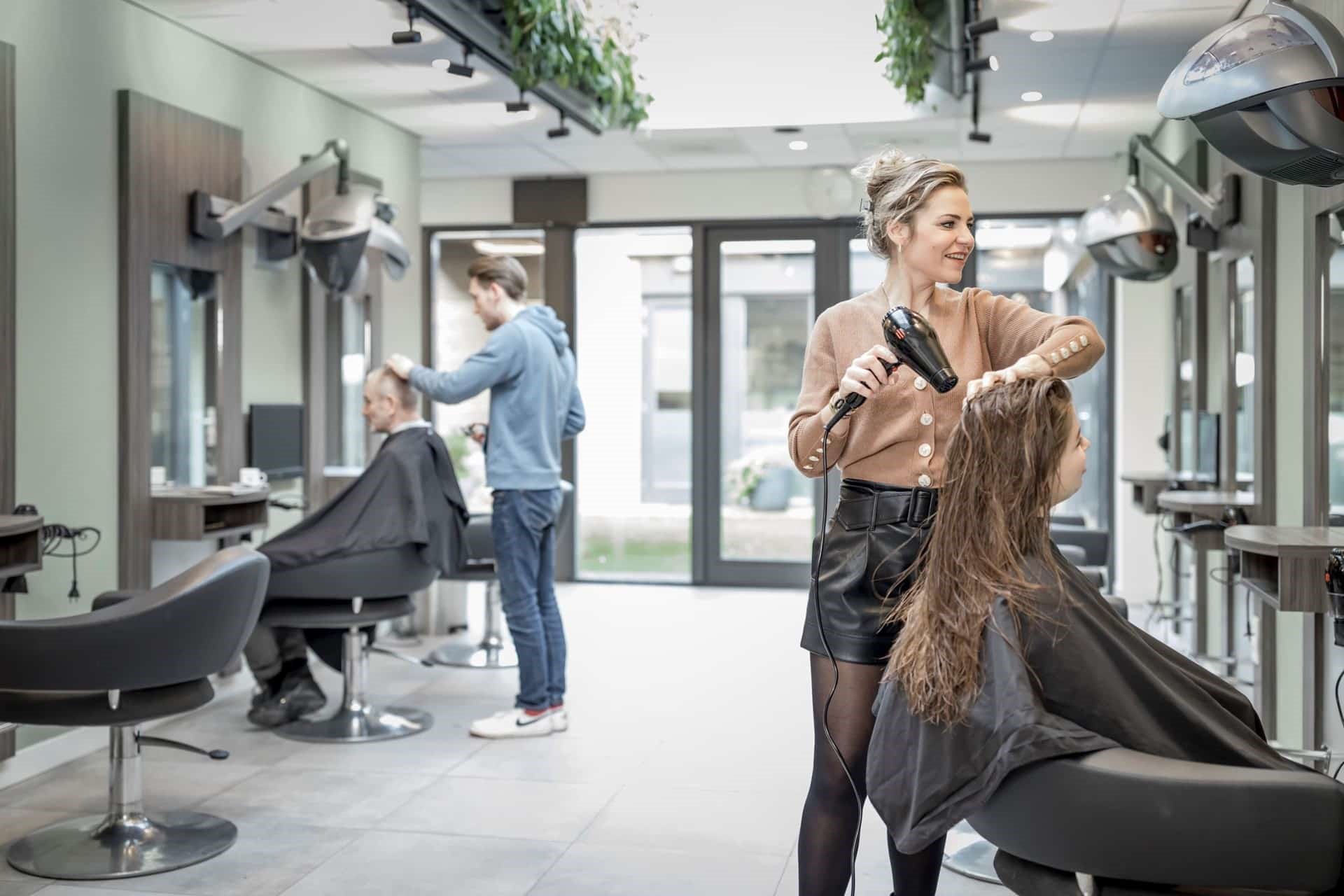 De eerste energieneutrale kapperszaak Peels Haarmode.