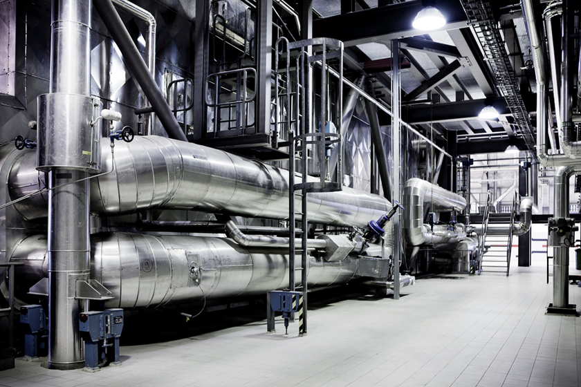 Fabriekshal met enorme buizen