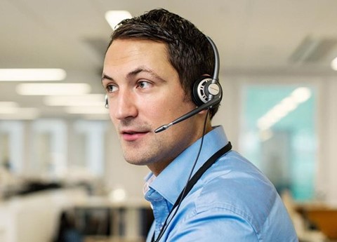 Man zit met een headset op te bellen