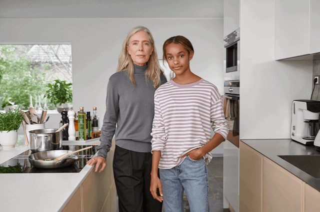 Moeder en dochter staan samen in de keuken