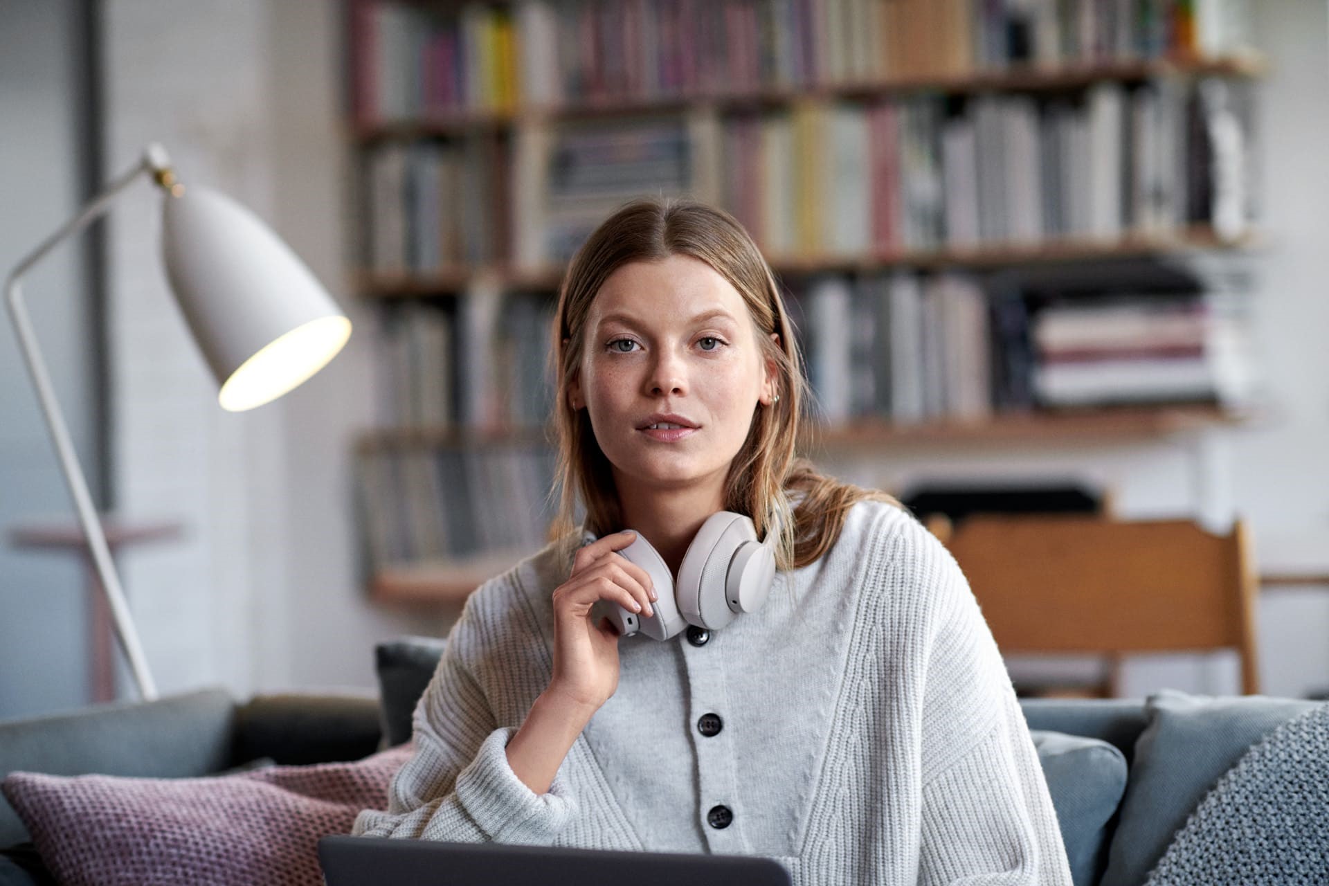Mevrouw met hoofdtelefoon op de bank | Vattenfall